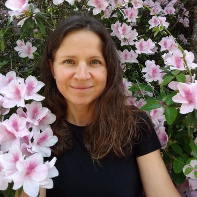 Naturopath Kelli, qualified nutritionist and herbalist specializing in women's gut health and fatigue.