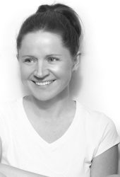 Naturopath Kelli smiling - expert clinical nutritionist and women's health coach